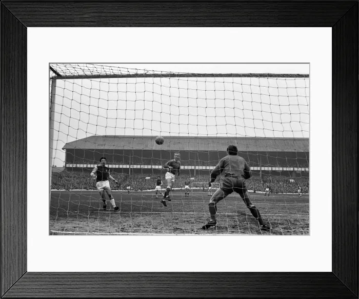 Framed Print : Everton v Aston Villa, League Division One, final score 3-1 to Everton Framed Print : Everton v Aston Villa, League Division One, final score 3-1 to Everton