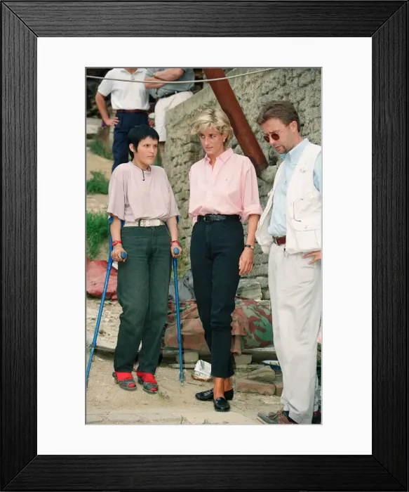 Framed Print : Diana, Princess of Wales as she makes a three day visit to Bosnia - Herzegovina as part Framed Print : Diana, Princess of Wales as she makes a three day visit to Bosnia - Herzegovina as part