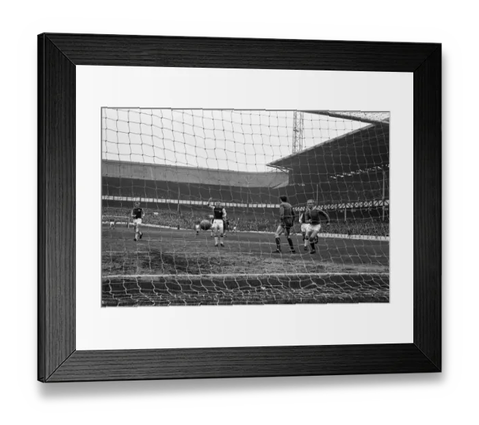 Framed Print : Everton v Aston Villa, League Division One, final score 3-1 to Everton