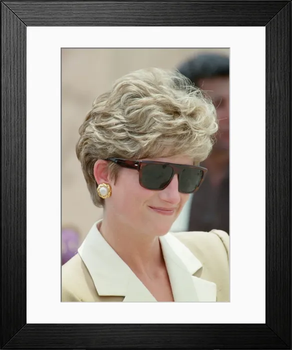 Framed Print : HRH The Princess of Wales, Princess Diana, in Egypt. Pictured during a visit to Framed Print : HRH The Princess of Wales, Princess Diana, in Egypt. Pictured during a visit to