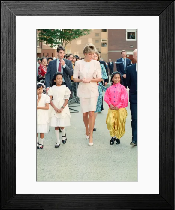 Framed Print : HRH The Princess of Wales, Princess Diana, tours the Guinness Estate in Mansell Street