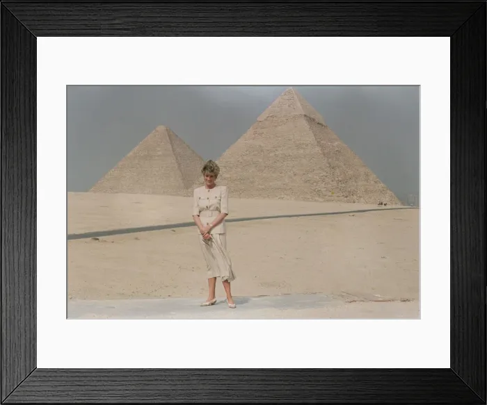 Framed Print : HRH The Princess of Wales, Princess Diana, in Egypt. Picture at the Pyramids in Framed Print : HRH The Princess of Wales, Princess Diana, in Egypt. Picture at the Pyramids in