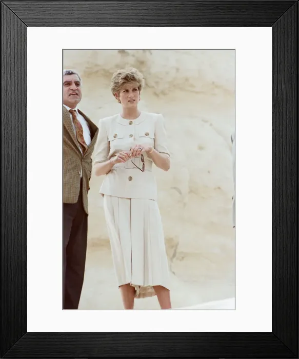 Framed Print : HRH The Princess of Wales, Princess Diana, in Egypt. Picture at the Pyramids Framed Print : HRH The Princess of Wales, Princess Diana, in Egypt. Picture at the Pyramids