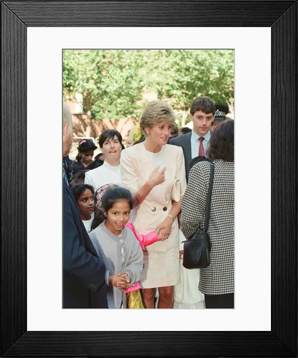 Framed Print : HRH The Princess of Wales, Princess Diana, tours the Guinness Estate in Mansell Street Framed Print : HRH The Princess of Wales, Princess Diana, tours the Guinness Estate in Mansell Street