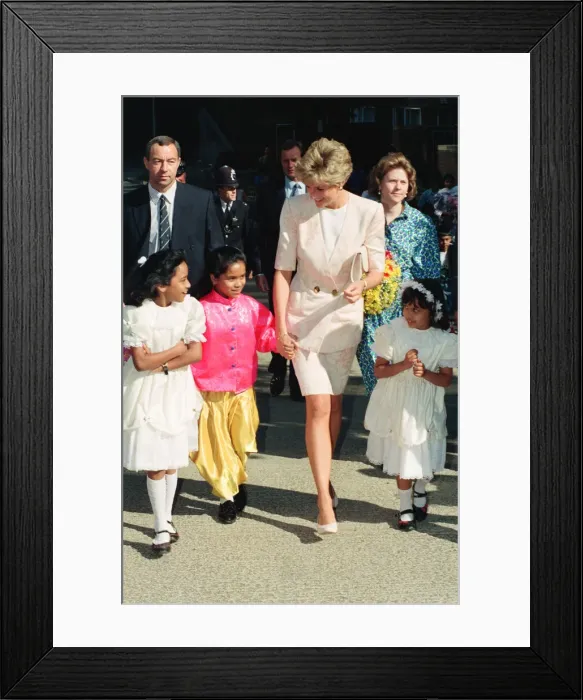 Framed Print : HRH The Princess of Wales, Princess Diana, tours the Guinness Estate in Mansell Street Framed Print : HRH The Princess of Wales, Princess Diana, tours the Guinness Estate in Mansell Street