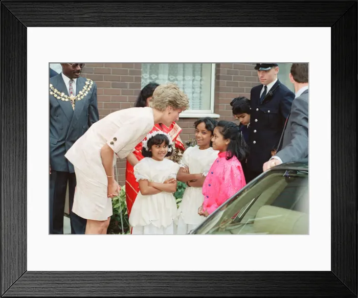 Framed Print : HRH The Princess of Wales, Princess Diana, tours the Guinness Estate in Mansell Street Framed Print : HRH The Princess of Wales, Princess Diana, tours the Guinness Estate in Mansell Street