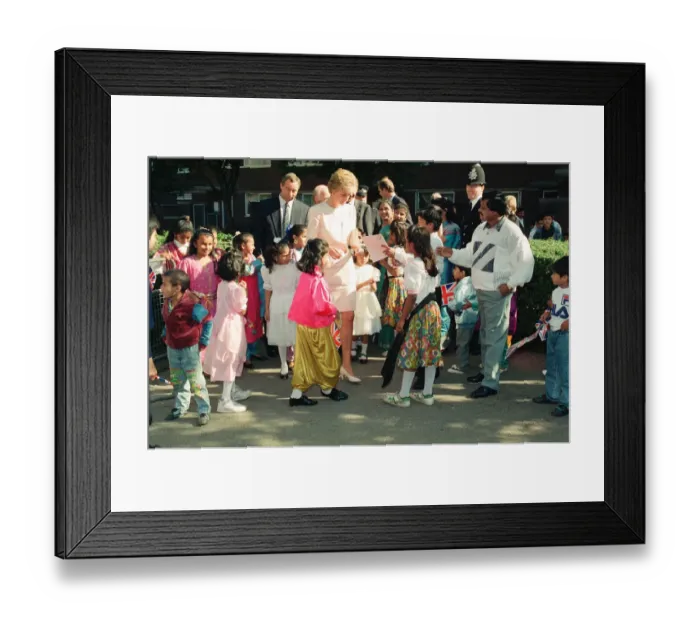 Framed Print : HRH The Princess of Wales, Princess Diana, tours the Guinness Estate in Mansell Street Framed Print : HRH The Princess of Wales, Princess Diana, tours the Guinness Estate in Mansell Street