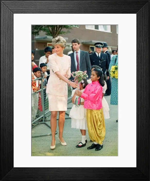 Framed Print : HRH The Princess of Wales, Princess Diana, tours the Guinness Estate in Mansell Street