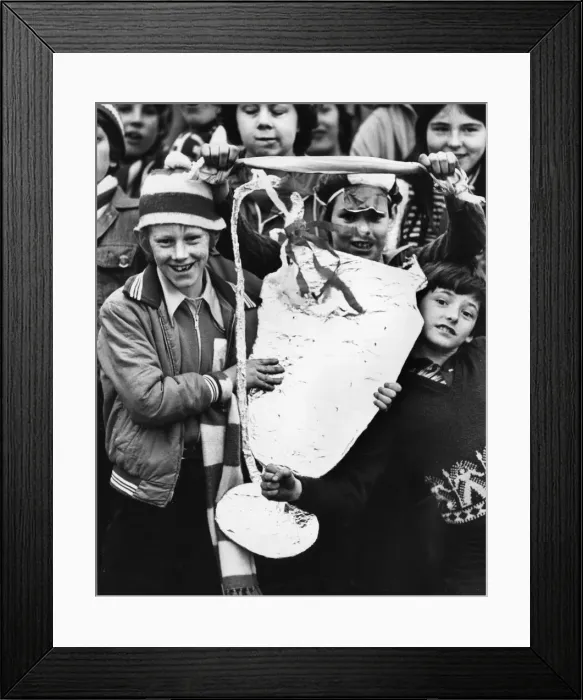 Framed Print : Enthusiastic Liverpool fans gathered in the city centre to welcome their team home Framed Print : Enthusiastic Liverpool fans gathered in the city centre to welcome their team home