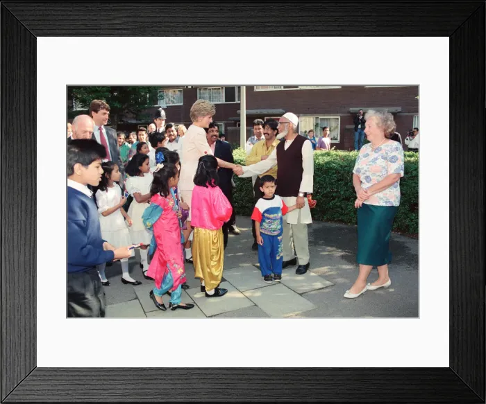 Framed Print : HRH The Princess of Wales, Princess Diana, tours the Guinness Estate in Mansell Street