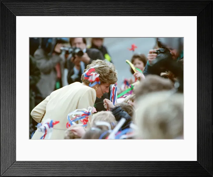 Framed Print : HRH The Princess of Wales, Princess Diana, visits The Thames Valley Hospice in Windsor Framed Print : HRH The Princess of Wales, Princess Diana, visits The Thames Valley Hospice in Windsor
