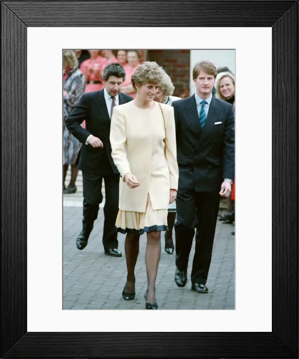 Framed Print : HRH The Princess of Wales, Princess Diana, visits The Thames Valley Hospice in Windsor Framed Print : HRH The Princess of Wales, Princess Diana, visits The Thames Valley Hospice in Windsor