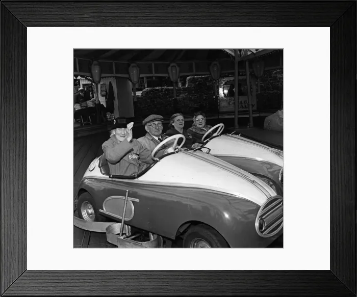 Framed Print : Pensioners enjoy a day out at New Brighton, the League of Welldoers act as hosts Framed Print : Pensioners enjoy a day out at New Brighton, the League of Welldoers act as hosts