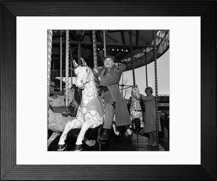 Framed Print : Pensioners enjoy a day out at New Brighton, the League of Welldoers act as hosts