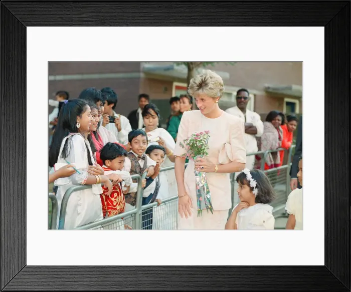 Framed Print : HRH The Princess of Wales, Princess Diana, tours the Guinness Estate in Mansell Street