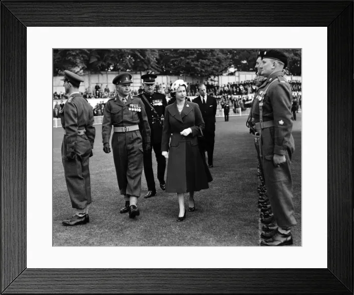 Framed Print : The Queen inspecting the 9th Queens Own Warwickshire and Worcestershire Yeomanry Framed Print : The Queen inspecting the 9th Queens Own Warwickshire and Worcestershire Yeomanry