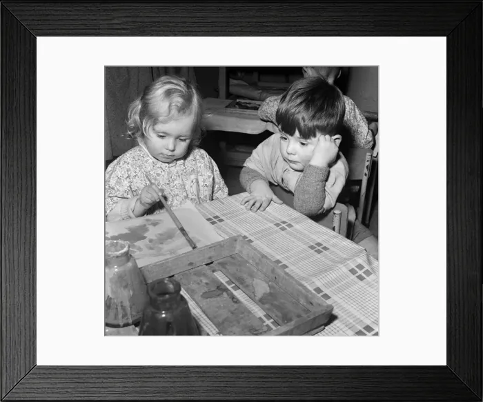 Framed Print : Rosemary Street Nursery School, Bristol. Pictured, 3 year old Myra Edbrook paints while 2 Framed Print : Rosemary Street Nursery School, Bristol. Pictured, 3 year old Myra Edbrook paints while 2