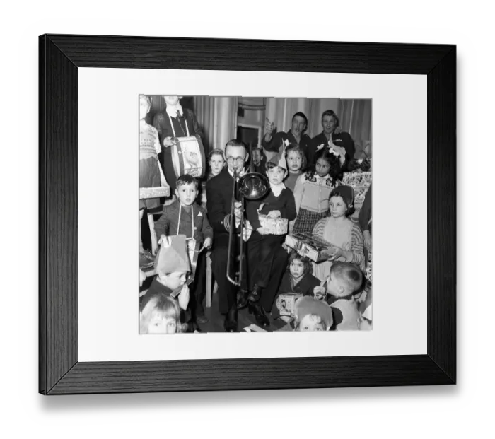 Framed Print : At the American embassy, Grosvenor Square, the US Navy throws a party for nearly 100 Framed Print : At the American embassy, Grosvenor Square, the US Navy throws a party for nearly 100