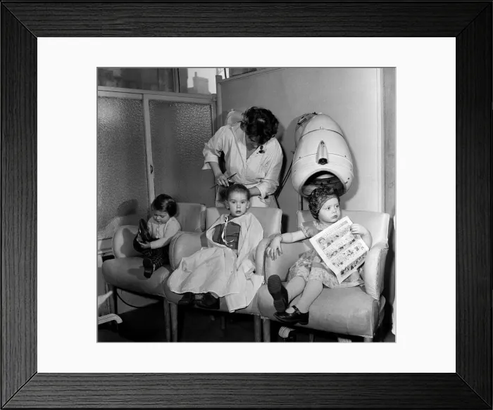 Framed Print : In connection with National Hairdressing and Beauty Week a Liverpool hairdresser Framed Print : In connection with National Hairdressing and Beauty Week a Liverpool hairdresser