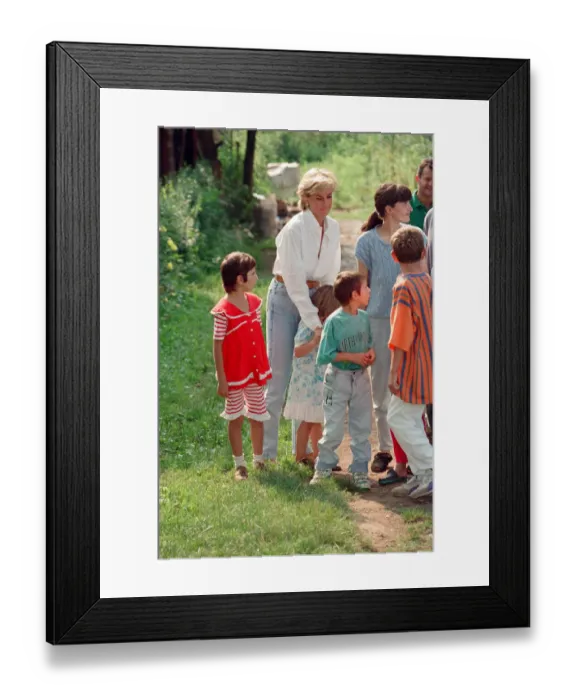 Framed Print : Diana, Princess of Wales makes a three day visit to Bosnia - Herzegovina as part of her Framed Print : Diana, Princess of Wales makes a three day visit to Bosnia - Herzegovina as part of her