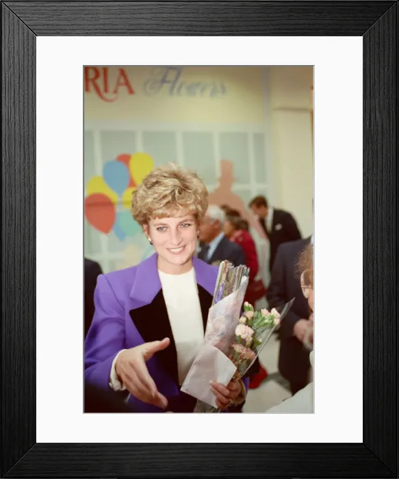 Framed Print : HRH The Princess of Wales, Princess Diana, visits Tunbridge Wells Framed Print : HRH The Princess of Wales, Princess Diana, visits Tunbridge Wells