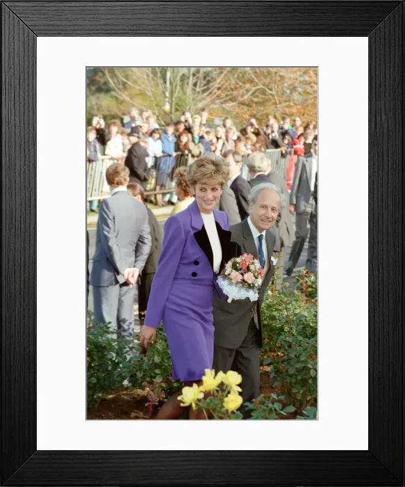 Framed Print : HRH The Princess of Wales, Princess Diana, visits Tunbridge Wells Framed Print : HRH The Princess of Wales, Princess Diana, visits Tunbridge Wells