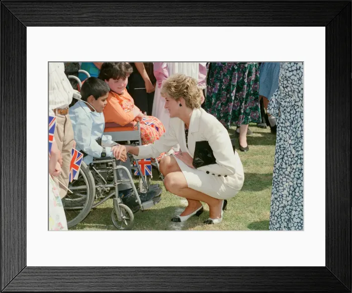 Framed Print : HRH The Princess of Wales, Princess Diana, during her visit to Manchester, England Framed Print : HRH The Princess of Wales, Princess Diana, during her visit to Manchester, England