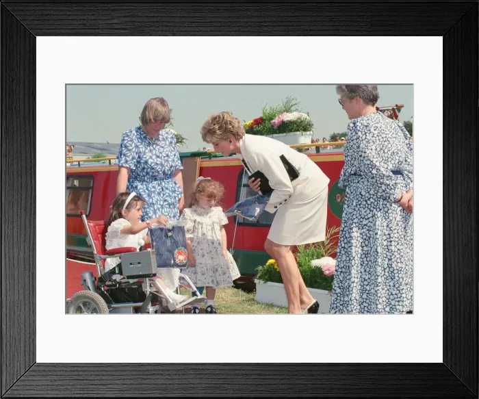 Framed Print : HRH The Princess of Wales, Princess Diana, during her visit to Manchester, England Framed Print : HRH The Princess of Wales, Princess Diana, during her visit to Manchester, England