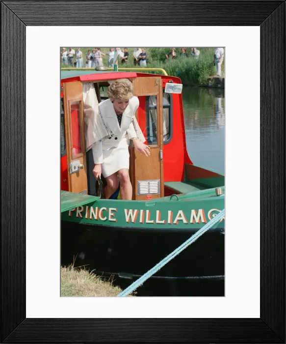 Framed Print : HRH The Princess of Wales, Princess Diana, during her visit to Manchester, England Framed Print : HRH The Princess of Wales, Princess Diana, during her visit to Manchester, England