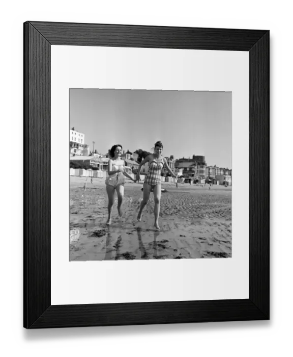 Framed Print : Holiday makers on the beach at Broadstairs, enjoying the sunshine Framed Print : Holiday makers on the beach at Broadstairs, enjoying the sunshine