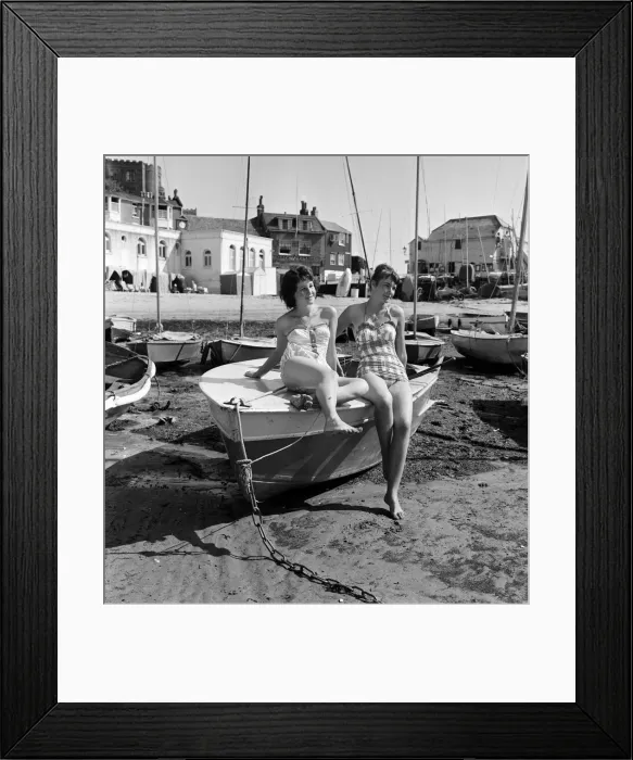 Framed Print : Holiday makers on the beach at Broadstairs, enjoying the sunshine Framed Print : Holiday makers on the beach at Broadstairs, enjoying the sunshine