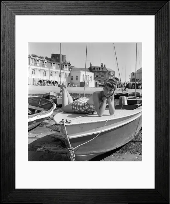 Framed Print : Holiday makers on the beach at Broadstairs, enjoying the sunshine Framed Print : Holiday makers on the beach at Broadstairs, enjoying the sunshine