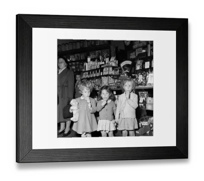 Framed Print : 1000 ice lollies are given away free by sweet shop owner Mr H C Downey of South Woodford