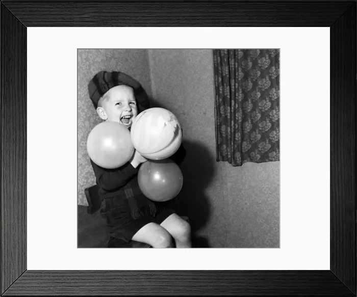 Framed Print : All dressed up in his Royal Stewart Tam O Shanter hat Framed Print : All dressed up in his Royal Stewart Tam O Shanter hat