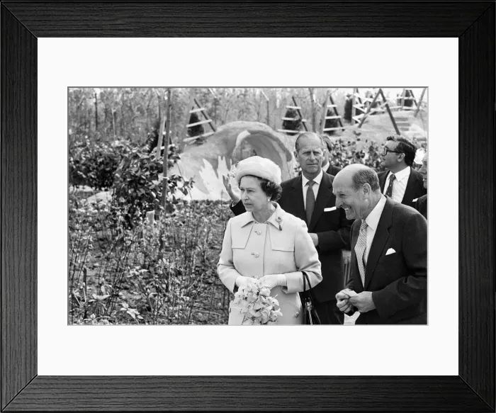 Framed Print : The visit to Liverpool of Her Majesty Queen Elizabeth II and Prince Philip Framed Print : The visit to Liverpool of Her Majesty Queen Elizabeth II and Prince Philip
