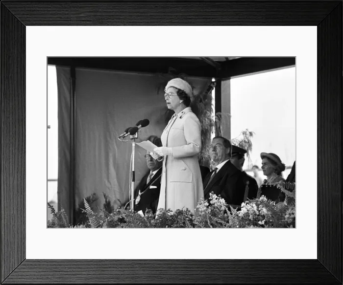 Framed Print : The visit to Liverpool of Her Majesty Queen Elizabeth II and Prince Philip Framed Print : The visit to Liverpool of Her Majesty Queen Elizabeth II and Prince Philip
