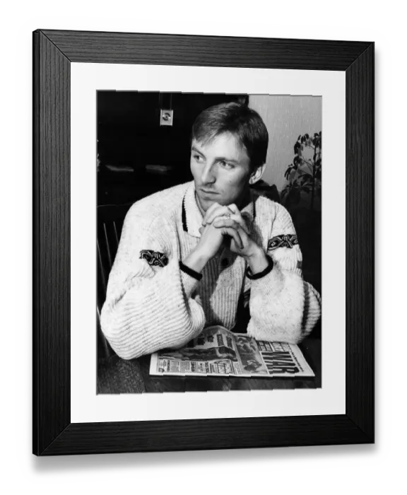 Framed Print : Everton footballer Gary Stevens pictured the day after his tackle broke the leg of Framed Print : Everton footballer Gary Stevens pictured the day after his tackle broke the leg of
