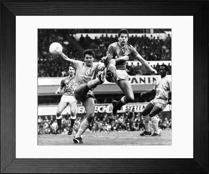Framed Print : English League Division One match at Goodison Park. Everton 4 v Chelsea 1 Framed Print : English League Division One match at Goodison Park. Everton 4 v Chelsea 1
