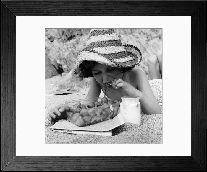 Framed Print : It was heavenly enough on the warm sands at Thurleston, Devon, without this treat Framed Print : It was heavenly enough on the warm sands at Thurleston, Devon, without this treat