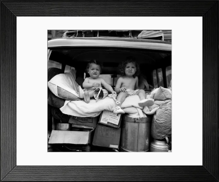 Framed Print : Two seasoned travellers, Paul and Julie Bridgett, aged 11 months and 2 years respectively