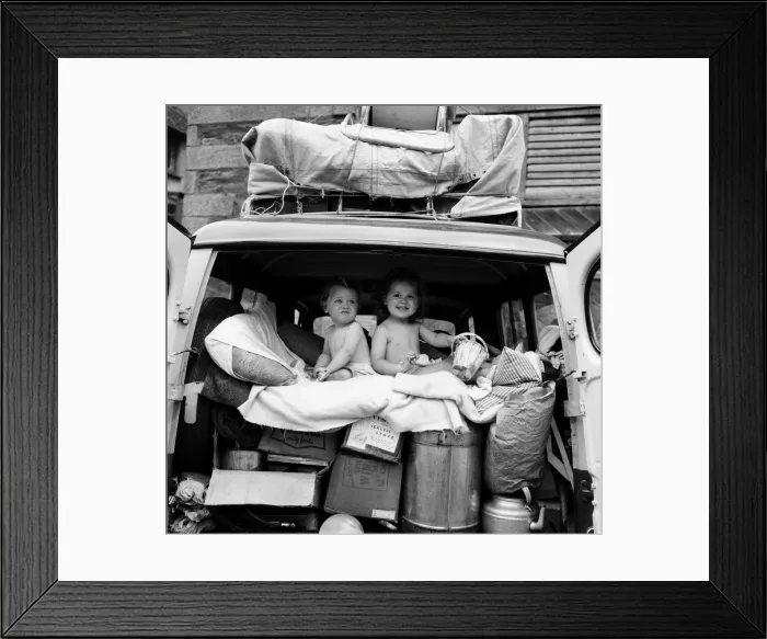 Framed Print : Two seasoned travellers, Paul and Julie Bridgett, aged 11 months and 2 years respectively