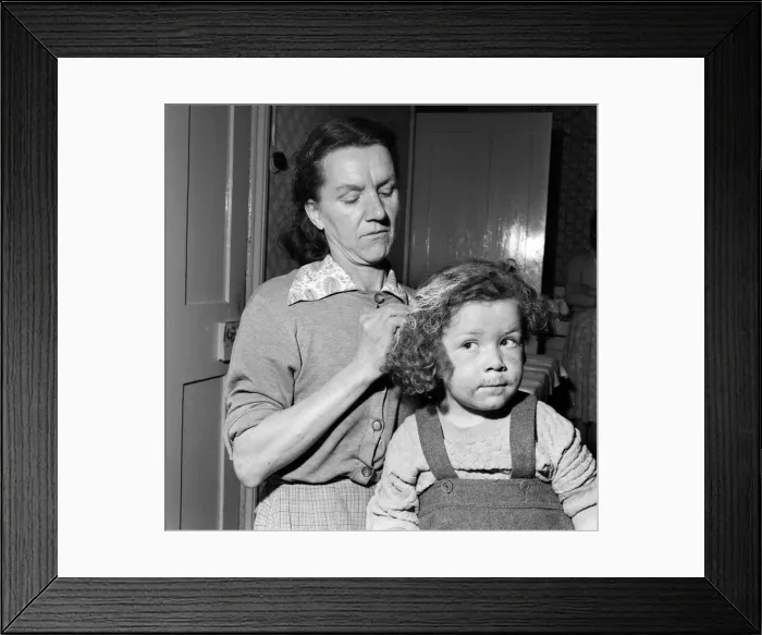 Framed Print : Mrs Gladys Batt attempting to clean her four-year-old daughter Georgina of paint Framed Print : Mrs Gladys Batt attempting to clean her four-year-old daughter Georgina of paint