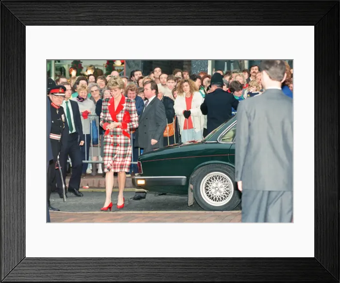Framed Print : HRH The Princess of Wales, Princess Diana, visits Didsbury Framed Print : HRH The Princess of Wales, Princess Diana, visits Didsbury
