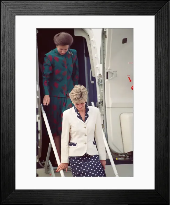 Framed Print : HRH The Princess of Wales, Princess Diana, visits the thermal clothing expert company Framed Print : HRH The Princess of Wales, Princess Diana, visits the thermal clothing expert company