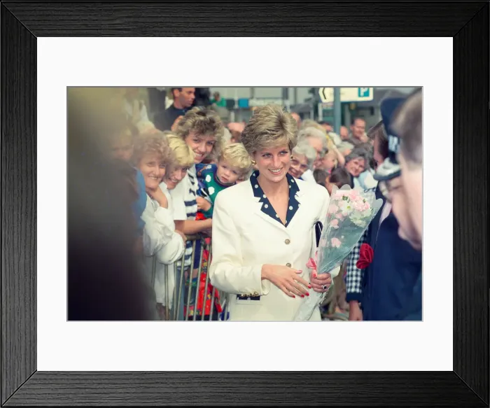 Framed Print : HRH The Princess of Wales, Princess Diana, visits the thermal clothing expert company Framed Print : HRH The Princess of Wales, Princess Diana, visits the thermal clothing expert company