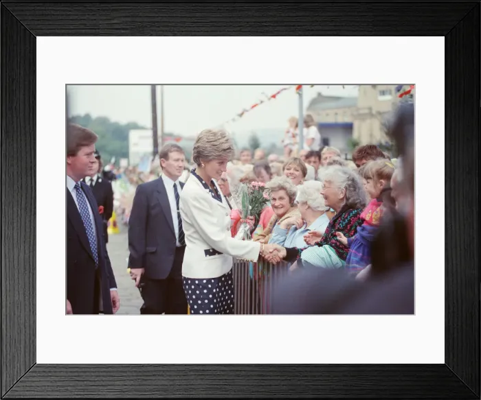 Framed Print : HRH The Princess of Wales, Princess Diana, visits the thermal clothing expert company Framed Print : HRH The Princess of Wales, Princess Diana, visits the thermal clothing expert company
