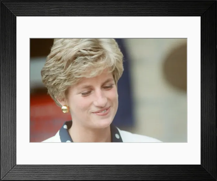 Framed Print : HRH The Princess of Wales, Princess Diana, visits the thermal clothing expert company Framed Print : HRH The Princess of Wales, Princess Diana, visits the thermal clothing expert company