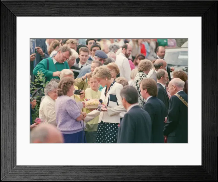 Framed Print : HRH The Princess of Wales, Princess Diana, visits the thermal clothing expert company Framed Print : HRH The Princess of Wales, Princess Diana, visits the thermal clothing expert company