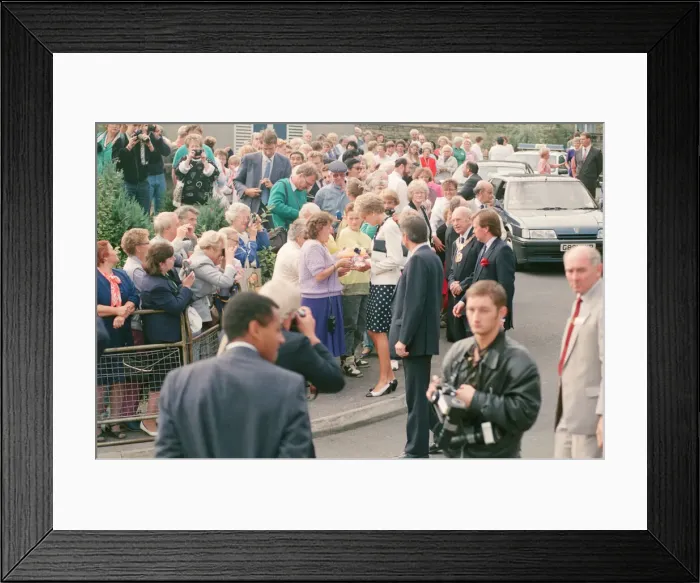 Framed Print : HRH The Princess of Wales, Princess Diana, visits the thermal clothing expert company Framed Print : HRH The Princess of Wales, Princess Diana, visits the thermal clothing expert company