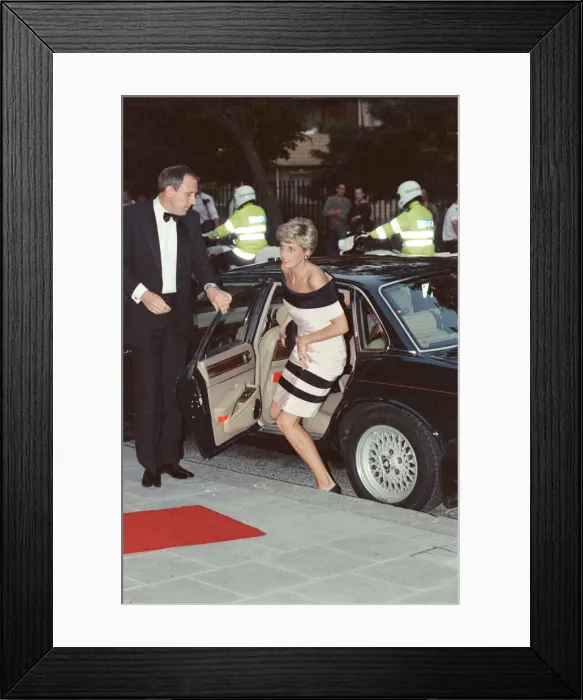Framed Print : HRH The Princess of Wales, Princess Diana, arrives at Sadlers Wells Theatre in Islington Framed Print : HRH The Princess of Wales, Princess Diana, arrives at Sadlers Wells Theatre in Islington